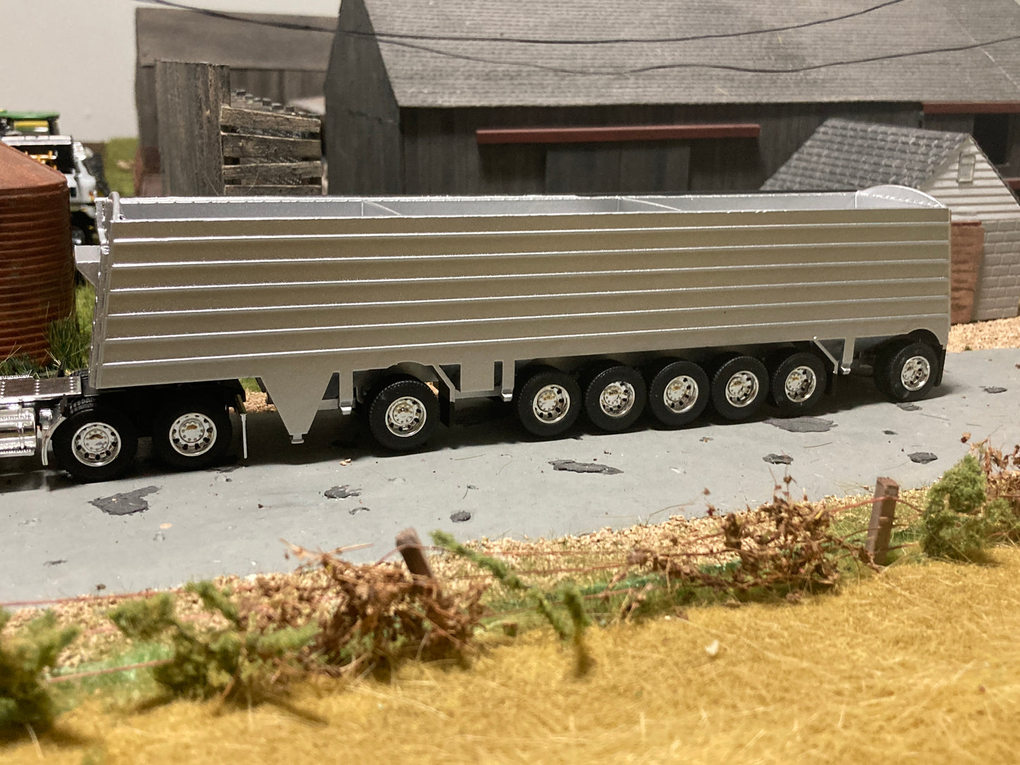 1/64 7 Axle 3 Hopper Grain Trailer for Semi Trucks