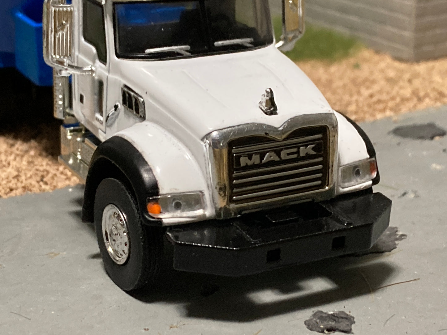 1/64 Vertical Feed Twin Screw Blue on White Mack Granite Truck