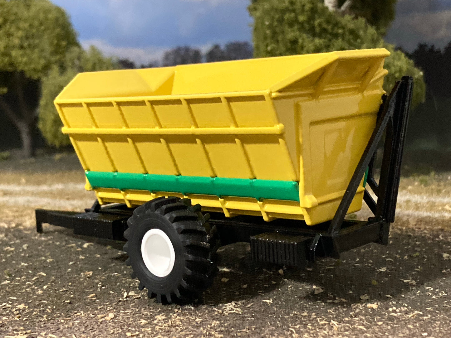 1/64 Dump Cart 17ft with Extensions Yellow and Green