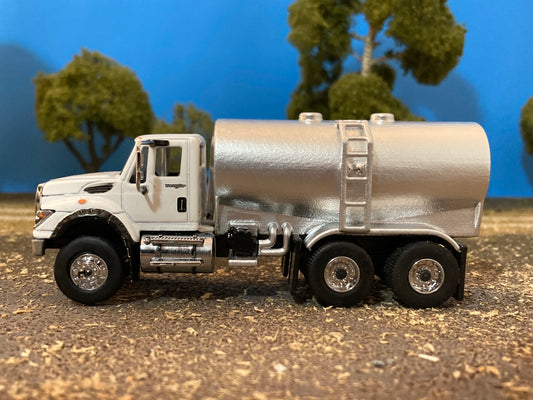 1/64 Liquid Fertilizer Tender on IH WorkStar Truck 4,000 gallon