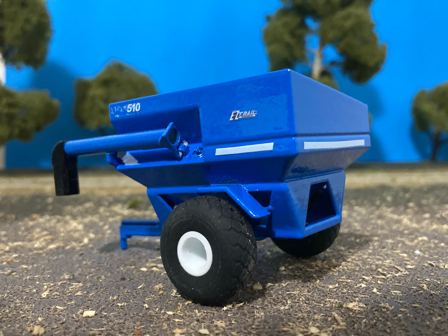 1/64 EZ Trail 510 Grain Cart Blue