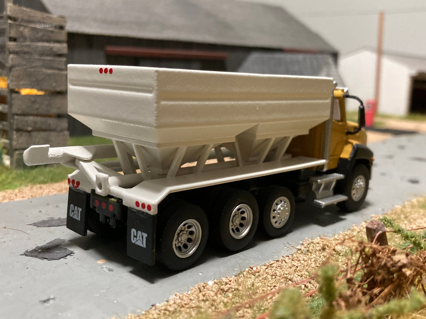 1/64 Cat CT 660 Truck with Fertilizer Tender Yellow
