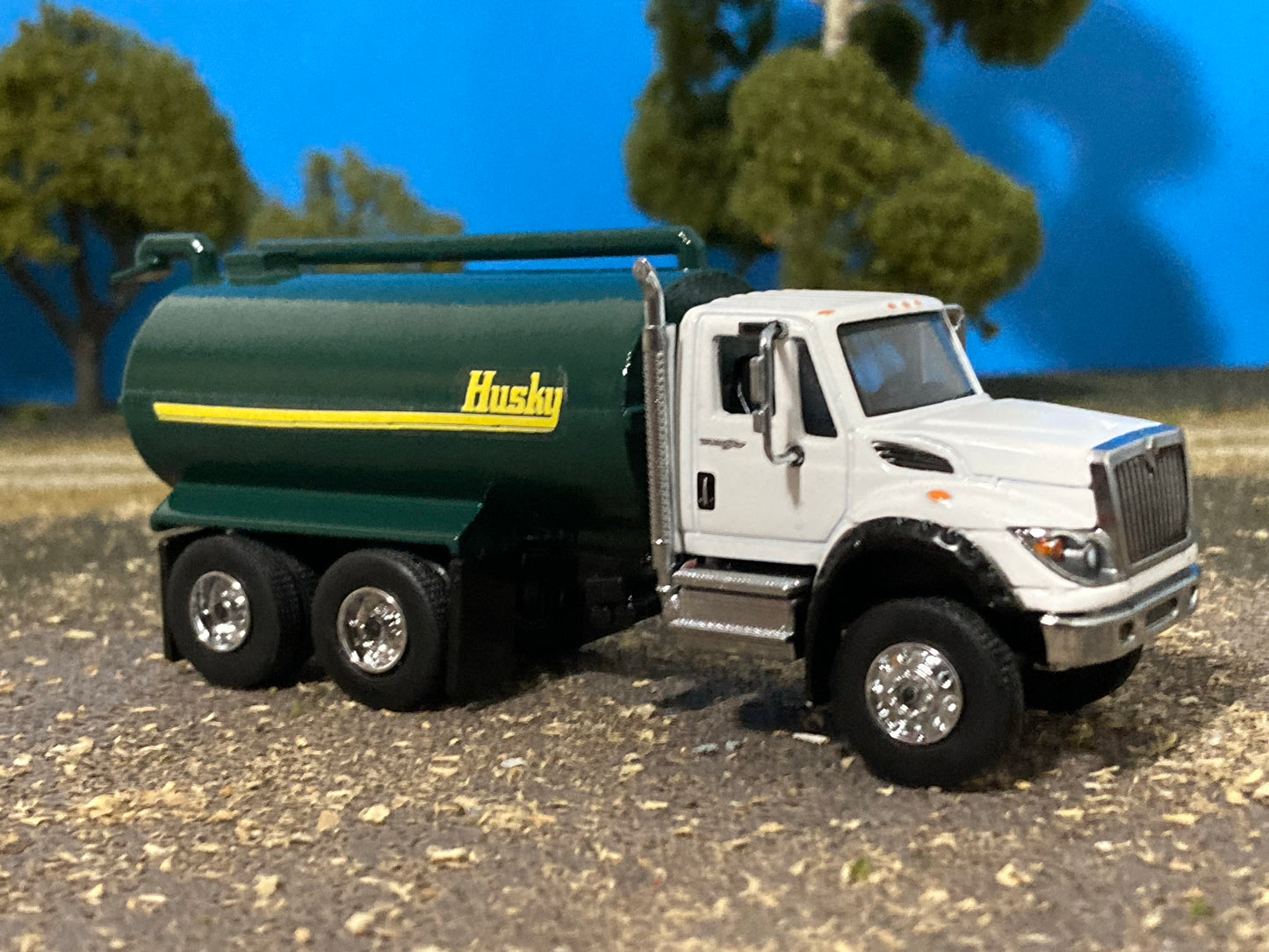 1/64 Husky Manure Spreader on IH WorkStar Truck 4,000 gallon