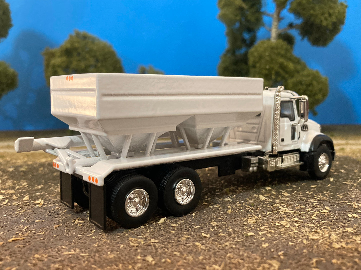 1/64 Fertilizer Tender 2 Hopper on Mack Granite Truck